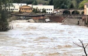 Kritično u Italiji: Nestalo 11 osoba u poplavi, vatrogasac poginuo tokom intervencije VIDEO