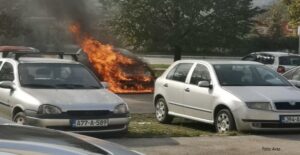 Buktinja na parkingu! Gori automobil, vatrogasci stigli na mjesto požara