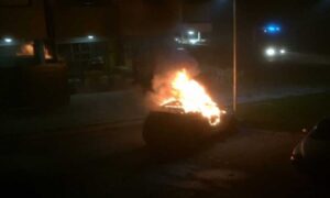 Buktinja u “gluvo doba noći”: Zapaljeno dostavno vozilo, alarmirani vatrogasci