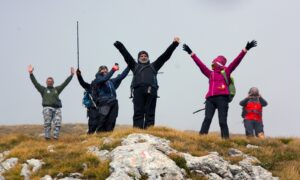 Kapa do poda! Petoro preživjelih od mina se popeli na najviši planinski vrh u BiH FOTO