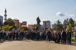 “Imamo problem sa egistencijom”: Protest građana na trgu u Bijeljini zbog epidemioloških mjera