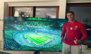“Nabacio” osmijeh i dres Portugala: Ronaldo iz korona izolacije bodrio saigrače FOTO