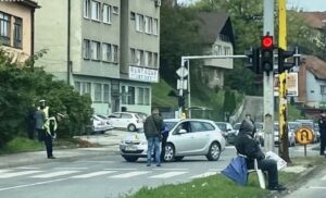 Dvije saobraćajke: Policajka povrijeđena tokom uviđaja