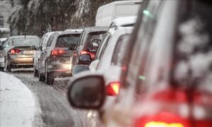 Snježne lavine, jaki udari vjetra, poledica… Vozači, ovog jutra oprezno u saobraćaju