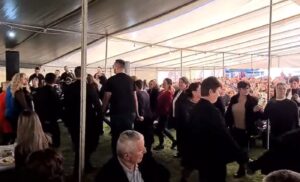 Ko se boji korone još: Stotine građana na slavlju, zaigralo se i kolo VIDEO