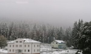 Bijelo, oko mene sve je bijelo… Pao prvi snijeg na Romaniji i u Istočnom Drvaru