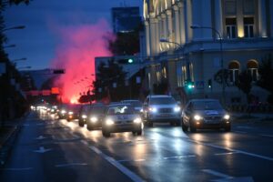 Vožnjom automobila s oznakama svih članica Vidovdanske koalicije, Radojičić i koalicioni partneri krenuli u kampanju FOTO