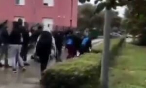 Uznemirujuć video! Huligani napali srpsku djecu ispred škole, kamere sve zabilježile