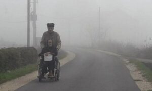 Dirljiva priča! Stevan (77) svakog dana suprugu (84) na previjanje vozi u invalidskim kolicima