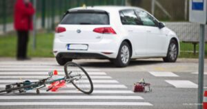 Maloljetnik prebačen u bolnicu: Biciklista povrijeđen nakon sudara sa policijskim vozilom