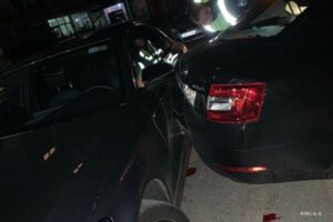 Neobična nesreća: Opštinsko auto bez vozača slupalo skupi “mercedes”