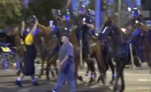 Pretjeralo se u slavlju: Sukob navijača i policije u Los Anđelesu nakon NBA finala VIDEO