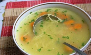 Zdravo i ukusno! Supa sa limunom i piletinom okrepljuje tijelo i duh