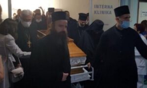 Potresan prizor! Sveštenici iznijeli kovčeg sa tijelom mitropolita Amfilohija FOTO