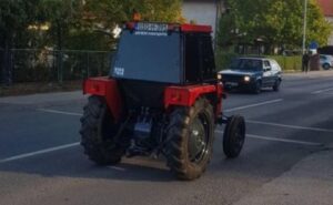 Zasmijao sve prolaznike u Brčkom: Zatamnio stakla na traktoru