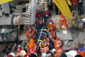 Jutro poslije zemljotresa u Turskoj i Grčkoj, hiljade spasilaca otkopava ruševine