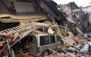 Pravo čudo: Nakon 17 sati od zemljotresa izvukli živu ženu iz ruševina VIDEO