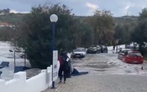 Srušene zgrade, poplavljene ulice: Objavljeni prvi snimci nakon zemljotresa u Turskoj VIDEO