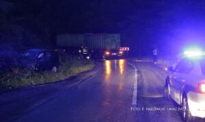 Udes na putu Banjaluka – Kneževo, šleper sjekao krivinu, BMW se zabio u znak pored puta