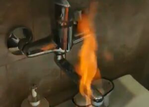 Šokantan prizor: Voda koja gori teče iz slavine VIDEO