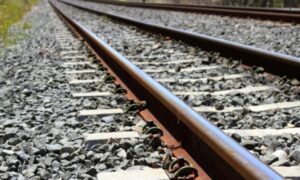 Tragedija na pruzi: Voz iskočio iz šina, dvije osobe poginule