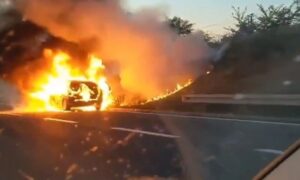 Buktinja iznenadila i šokirala vozače: Zapalio se automobil na auto-putu
