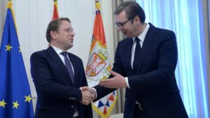 Vučić nakon sastanka sa Varheljijem: Dobićemo od EU kao region oko osam milijardi evra u grantu i još 20 kroz projekte