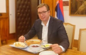 Vučićeva preporuka za ručak: Slikao se sa vojničkim pasuljem