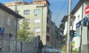 Nesvakidašnja, ali zanimljiva scena: Časna sestra na romobilu oduševila prolaznike VIDEO