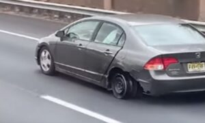 Nevjerovatan prizor na auto-putu! Juri 100 na sat bez zadnje lijeve gume VIDEO