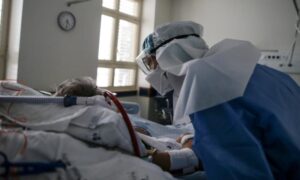 Potresni prizori iz bolnice! Pacijenti leže na podu u hodniku i primaju kiseonik FOTO