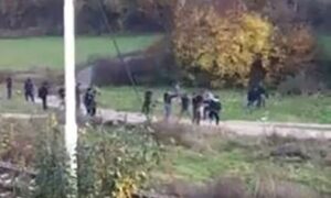 Stravičan incident uznemirio građane: U masovnoj tuči učestvovalo 20 migranata VIDEO