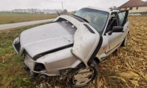 “Audi” podletio pod kamion! Žena poginula u teškoj saobraćajki, vatrogasci sjekli auto