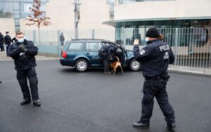 Nosio poruku protiv globalizma: Autom udario u ogradu ispred kancelarije Merkelove