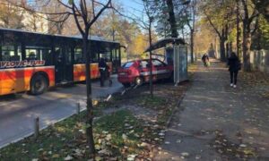 Saobraćajka u Banjaluci: “Škodom” uletio u autobusko stajalište, povrijeđena žena