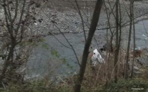 Automobil sletio u rijeku: Dvije osobe povrijeđene u saobraćajnoj nesreći