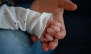 “Povećan rizik od smrtnosti”: Mama i beba ne smiju biti odvojene, uprkos pandemiji