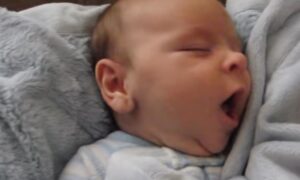 Neodoljivo! Urnebesna reakcija bebe na pitanje da li je dobro spavala VIDEO