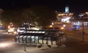 Hici odzvanjali centrom Beča: Pucnjava u blizini sinagoge, policajac se bori za život VIDEO