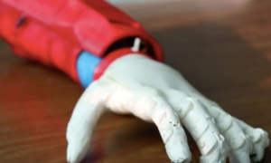 Podešava se kako dijete raste: Pomoću 3D printera izrađena bionička ruka na solarnu energiju
