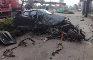 Strašne slike sa mjesta pogibije mladića: Njegov drug se BMW-om zabio u zgradu FOTO