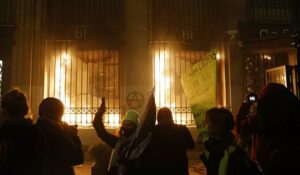 Demonstranti zapalili fasadu centralne banke u Parizu