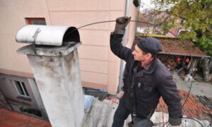 Potražnja za dimnjačarima sve veća: U Banjaluci poskupjelo čišćenje dimnjaka