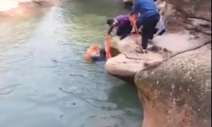 Skinuo cipele i skočio u vodu! Diplomata spasio studentkinju od utapanja VIDEO