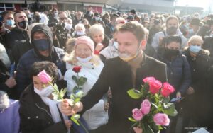 “Imamo plan za svako naselje”: Novi gradonačelnik na Trgu Krajine dijelio ruže i dobio aplauz