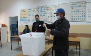 Više od 50 odsto birača izašlo na izbore: U Banjaluci glasalo 230 ljudi u izolaciji