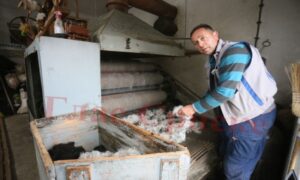 Radi na djedovom stroju starom više od vijeka: Goran čuva porodičnu tradiciju vlačanja vune