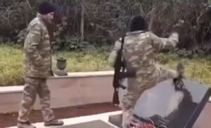 Sramota: Azerbejdžanski vojnici divljački uništavaju jermenska groblja VIDEO