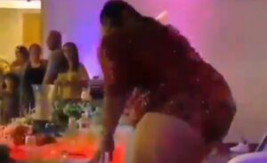 Ponijela je atmosfera na svadbi: Skočila na sto da zaigra, pa propala kroz njega VIDEO
