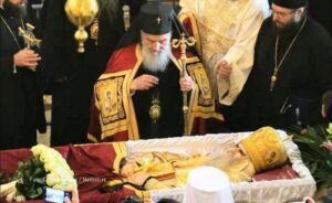 Počela liturgija u Hramu Hristovog Vaskrsenja, vjernici se opraštaju od mitropolita Amfilohija